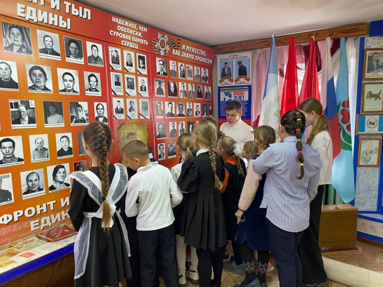 Отряд проекта «Хранители истории» провёл музейные уроки для учащихся начальных классов школы. Ребята рассказали об односельчанах — участниках Великой Отечественной войны.